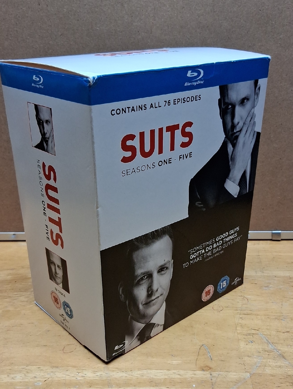 SUITS Seasons One - Five Box Set (White/Black)